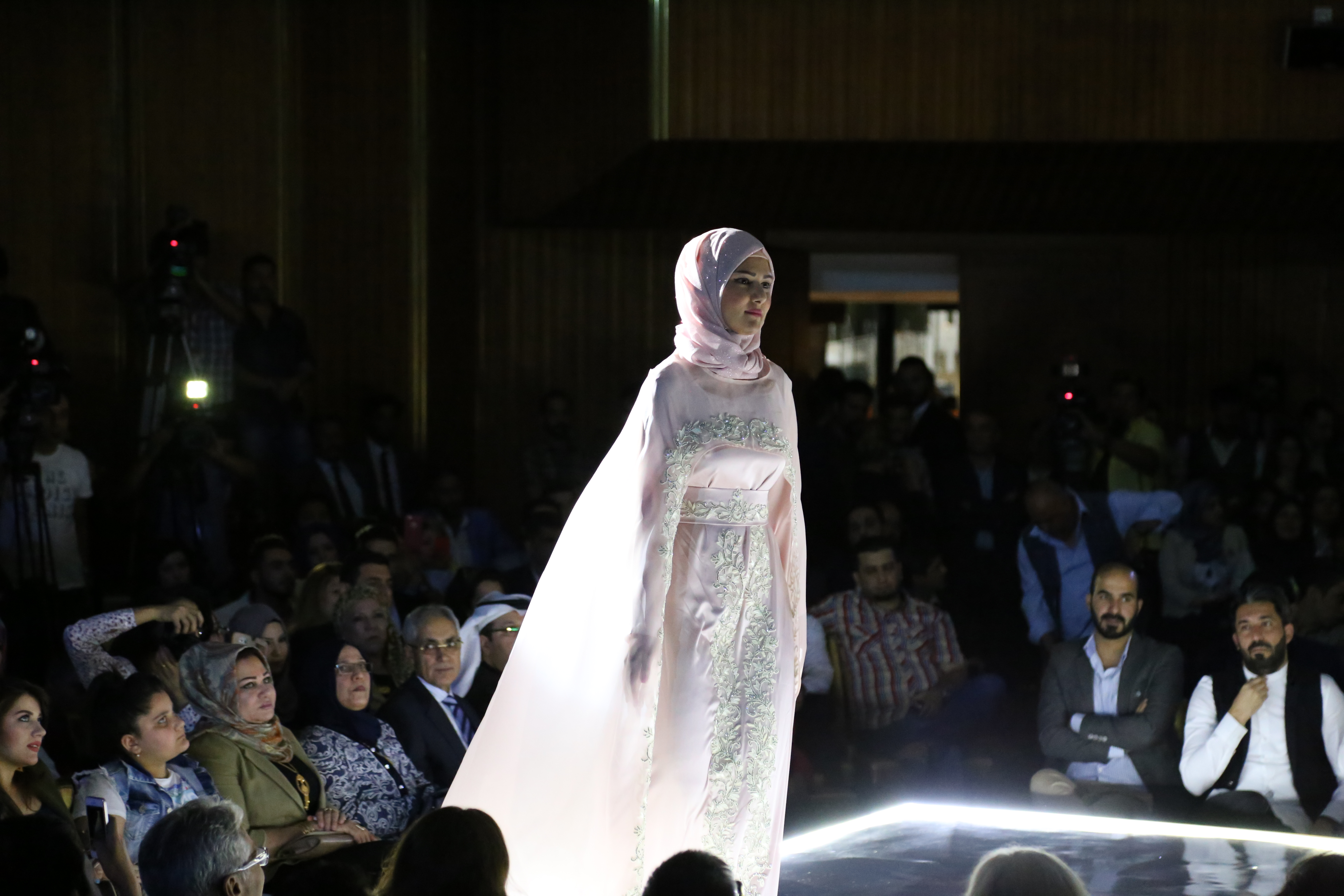 بە وێنە.. نمایشی جلوبەرگی خانمان لە بەغدا